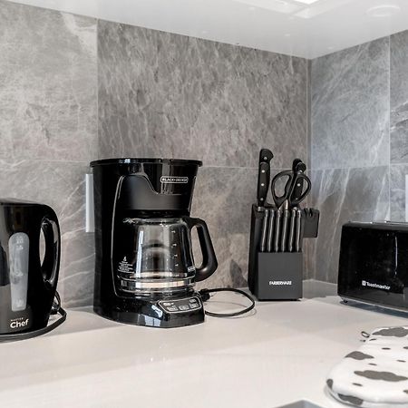 Modern Comfort At Ubc: 1Br Condo Near Campus Ванкувър Екстериор снимка